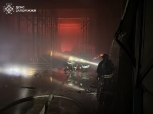 У Запоріжжі та передмісті через ворожий удар палав склад та будинок, — ФОТО