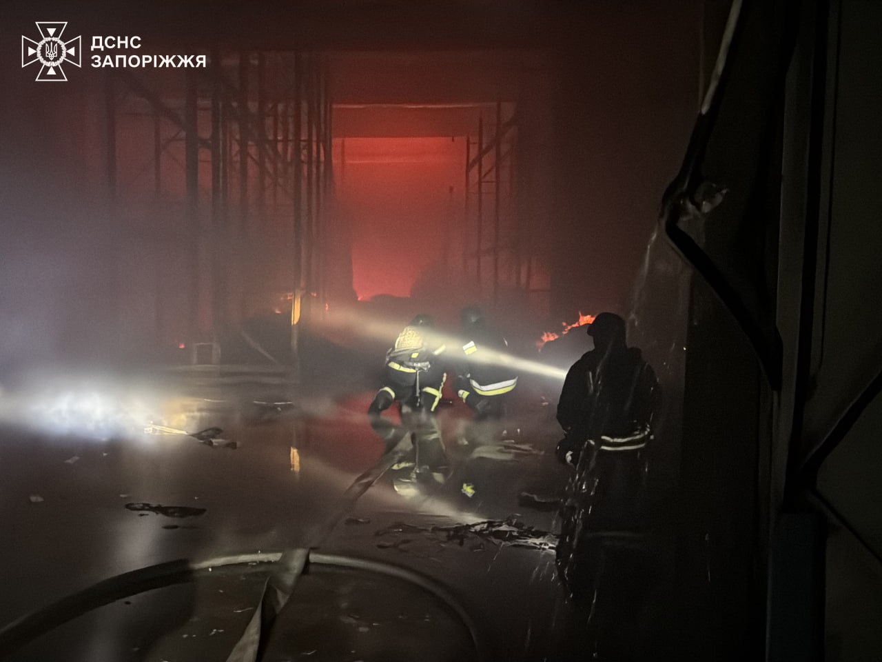 У Запоріжжі та передмісті через ворожий удар палав склад та будинок, — ФОТО