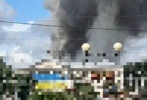 Росіяни завдали авіаудар по центру Запоріжжя: одна людина загинула та троє поранено, — ВІДЕО