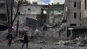 Вбито та поранено людей, зруйновано будівлі: ворожий авіаудар по Запоріжжю розслідують як воєнний злочин, — ФОТО