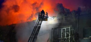 Нічний удар БпЛА по житловій забудові Запоріжжя: поранені люди, підліток у важкому стані, палала багатоповерхівка, — ФОТО, ВІДЕО