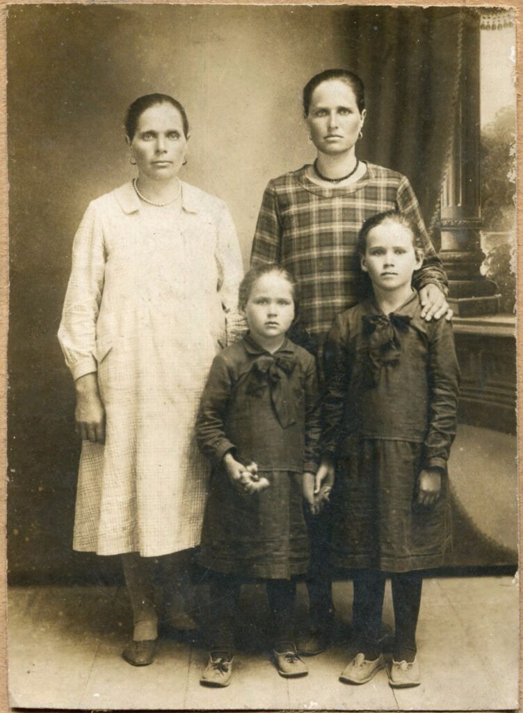 Олена Зелена, жителька Кушугума, яка дослідила родовід своєї родини