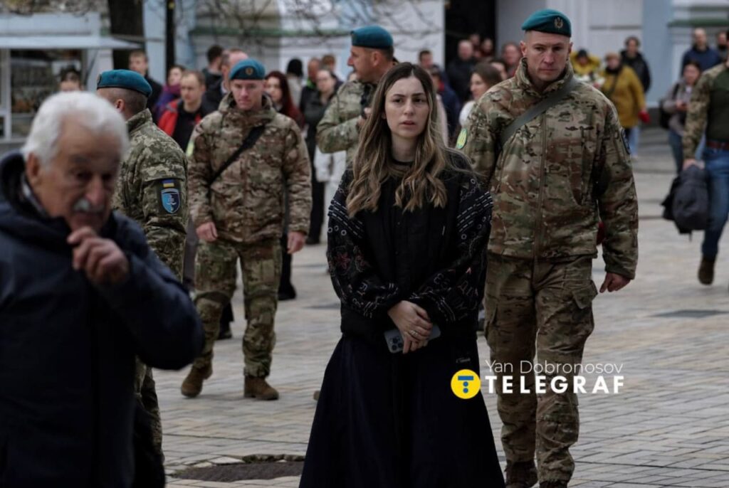 У межах програми «На щиті» ГО «Разом.UA» родини загиблих супроводжують від моменту сповіщення до поховання.
