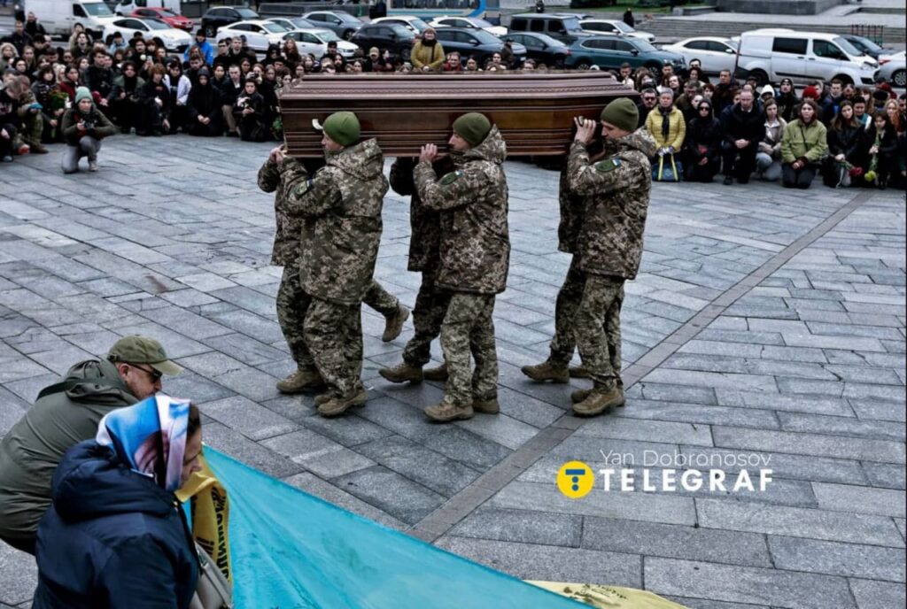 У межах програми «На щиті» ГО «Разом.UA» родини загиблих супроводжують від моменту сповіщення до поховання.