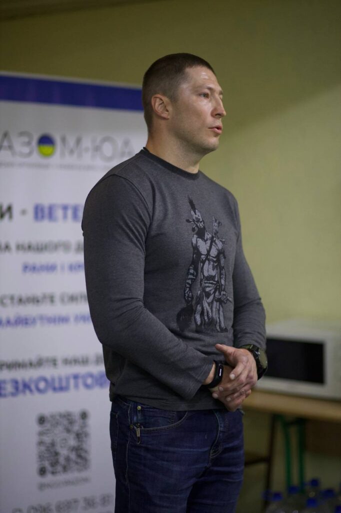 Представники ГО «Разом.UA» проводять зустрічі зі школярами, розповідають про військову службу, національний спротив і знайомлять молодь із сучасним спорядженням.