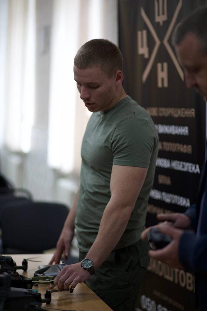Представники ГО «Разом.UA» проводять зустрічі зі школярами, розповідають про військову службу, національний спротив і знайомлять молодь із сучасним спорядженням.
