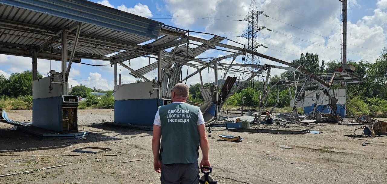 Відходи руйнації на значній площі: у Заводському районі Запоріжжя зафіксували наслідки вчорашнього російського удару, — ФОТО