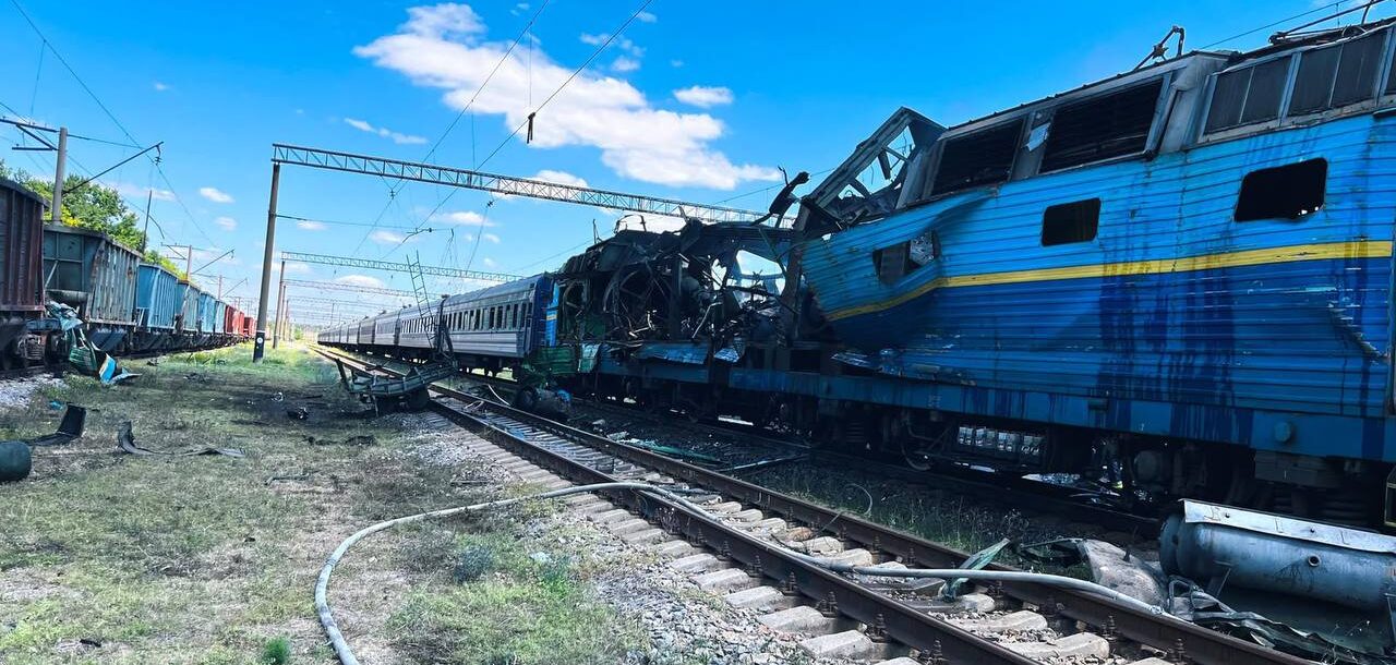 Внаслідок ворожої атаки БпЛА в Запорізькій області зазнав пошкоджень поїзд: пасажирів евакуювали