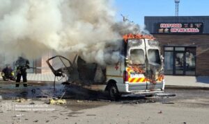 Війська РФ вдарили по Вільнянську: сталася пожежа в авто Червоного Хреста
