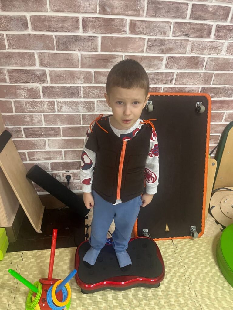 Під час занять вихованці Butterfly виконують вправи на координацію, рівновагу та сприйняття власного тіла.