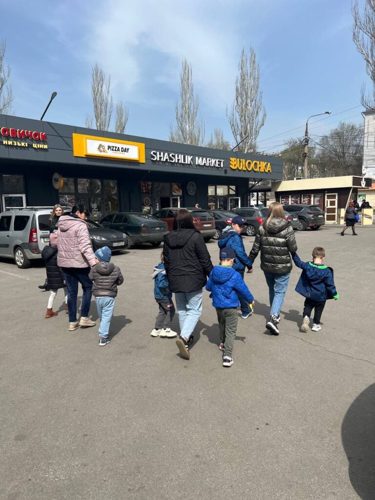 До Міжнародного дня інформування про аутизм, команда центру Butterfly виводила вихованців до кафе.