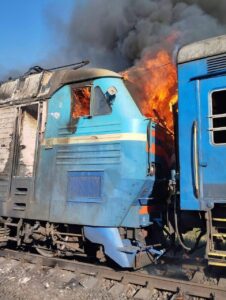 Ворог знову вдарив безпілотником по поїзду з пасажирами у Запорізькій області: постраждала провідниця, — ФОТО