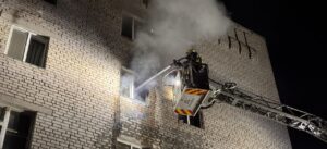 У запорізькій багатоповерхівці палала квартира: врятували трьох людей, серед них — дитина, — ФОТО, ВІДЕО