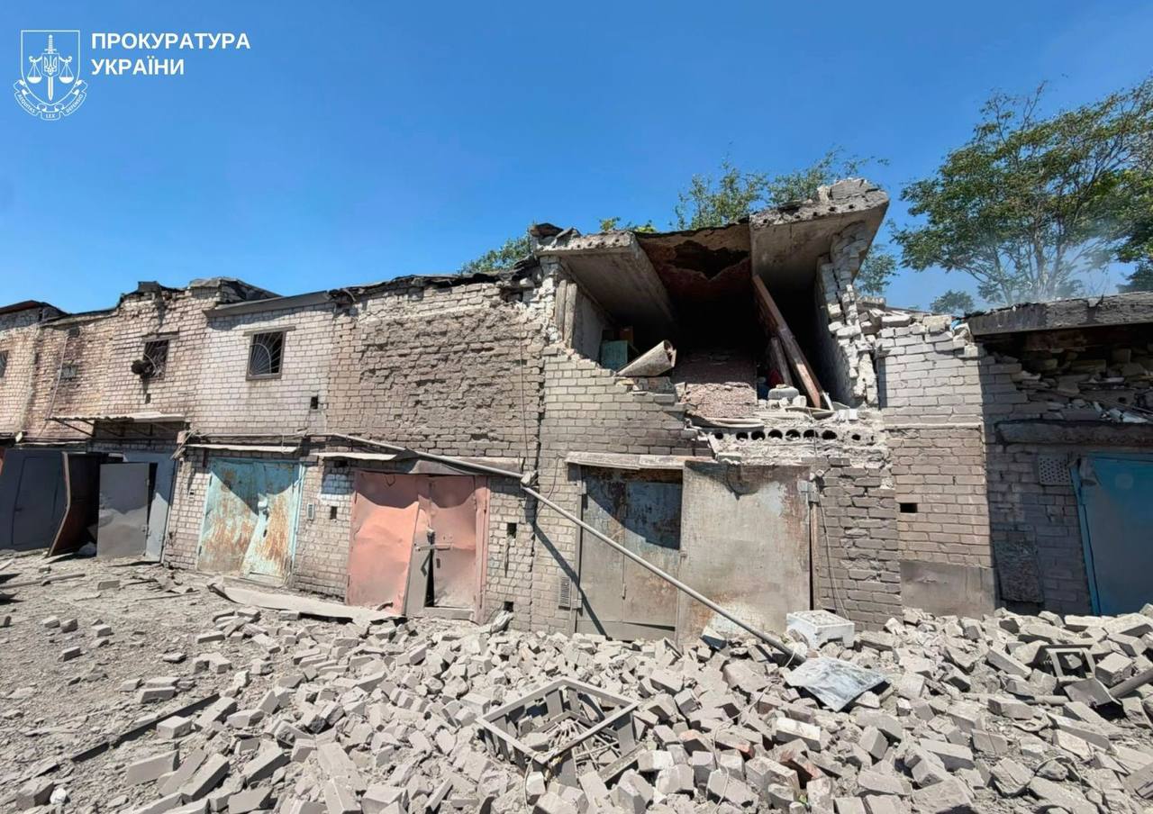 Разрушены гаражи и склады, погибла женщина: в прокуратуре прокомментировали авиаудар по Запорожью, — ФОТО