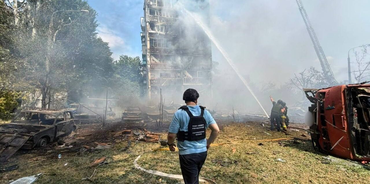 Збільшилася кількість загиблих та поранених від атаки КАБів на Запоріжжя: обстріл розслідують як воєнний злочин, — ФОТО