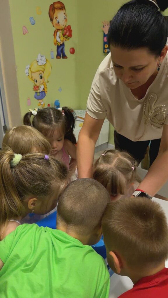 У літньому таборі дитячого центру «ТікТак» діти поєднують навчання з рухливими іграми, творчими заняттями, майстер-класами та поїздками до басейну.