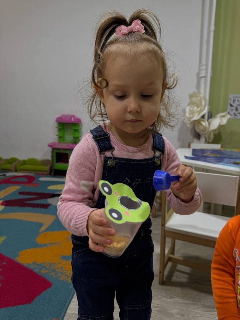 У літньому таборі дитячого центру «ТікТак» діти поєднують навчання з рухливими іграми, творчими заняттями, майстер-класами та поїздками до басейну.