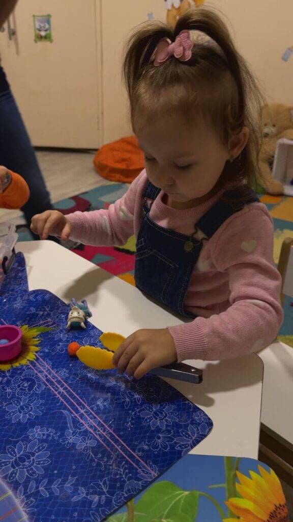 У літньому таборі дитячого центру «ТікТак» діти поєднують навчання з рухливими іграми, творчими заняттями, майстер-класами та поїздками до басейну.