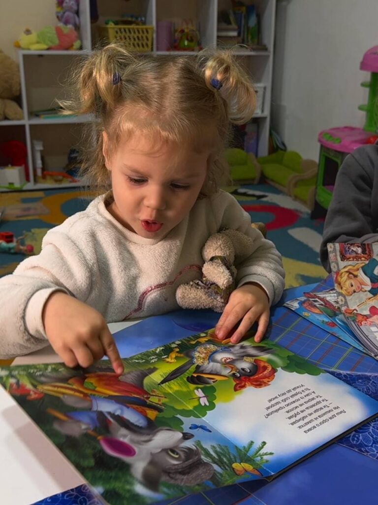 У літньому таборі дитячого центру «ТікТак» діти поєднують навчання з рухливими іграми, творчими заняттями, майстер-класами та поїздками до басейну.