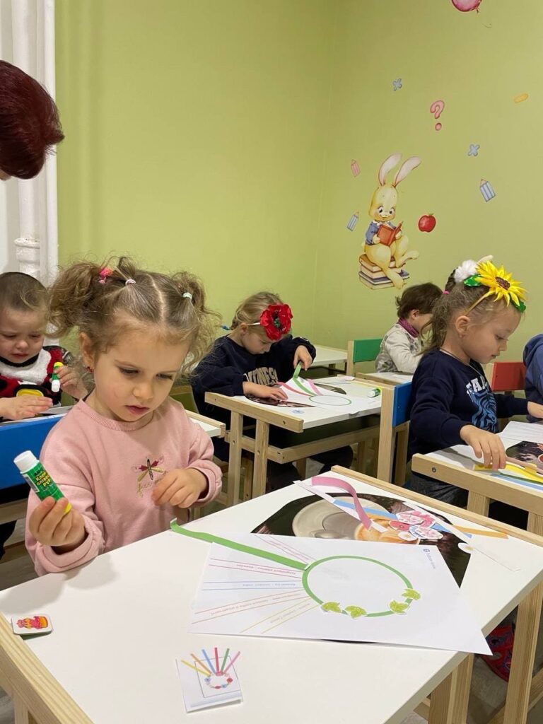У літньому таборі дитячого центру «ТікТак» діти поєднують навчання з рухливими іграми, творчими заняттями, майстер-класами та поїздками до басейну.