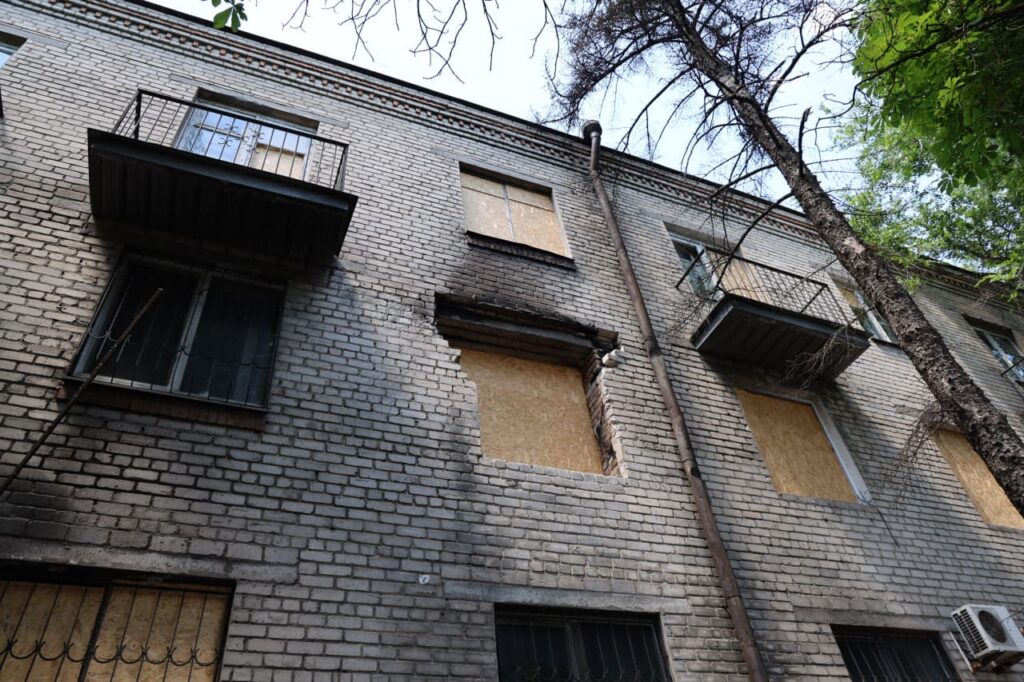 Наслідки влучання ворожого «шахеду» в орендовану будівлю ДНЗ «Пологівський професійний ліцей»
