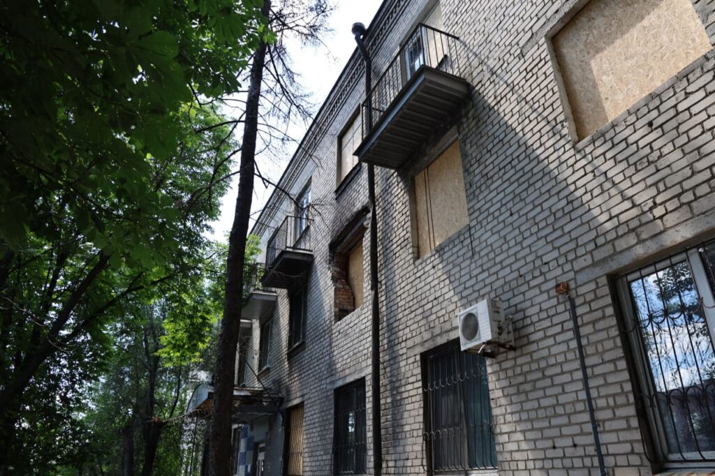 Наслідки влучання ворожого «шахеду» в орендовану будівлю ДНЗ «Пологівський професійний ліцей»