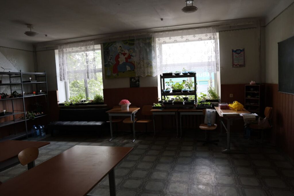 Після російського удару колектив ліцею поступово відновлює пошкоджені приміщення. Частину навчальних кабінетів уже облаштували для занять зі студентами.