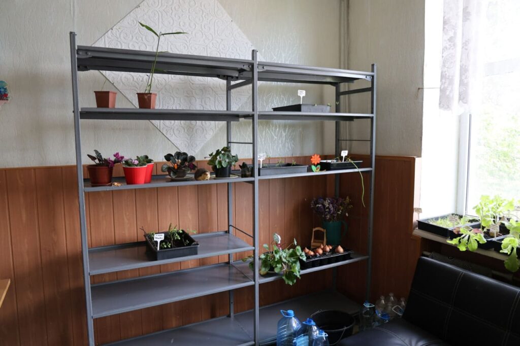 Після російського удару колектив ліцею поступово відновлює пошкоджені приміщення. Частину навчальних кабінетів уже облаштували для занять зі студентами.