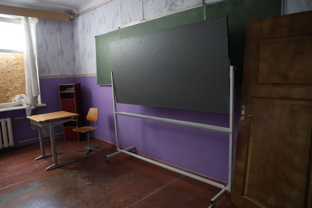 Після російського удару колектив ліцею поступово відновлює пошкоджені приміщення. Частину навчальних кабінетів уже облаштували для занять зі студентами.