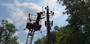 Війська РФ знову гатили по енергооб'єктах: запорізькі енергетики за добу відновили електропостачання у 29 населених пунктах