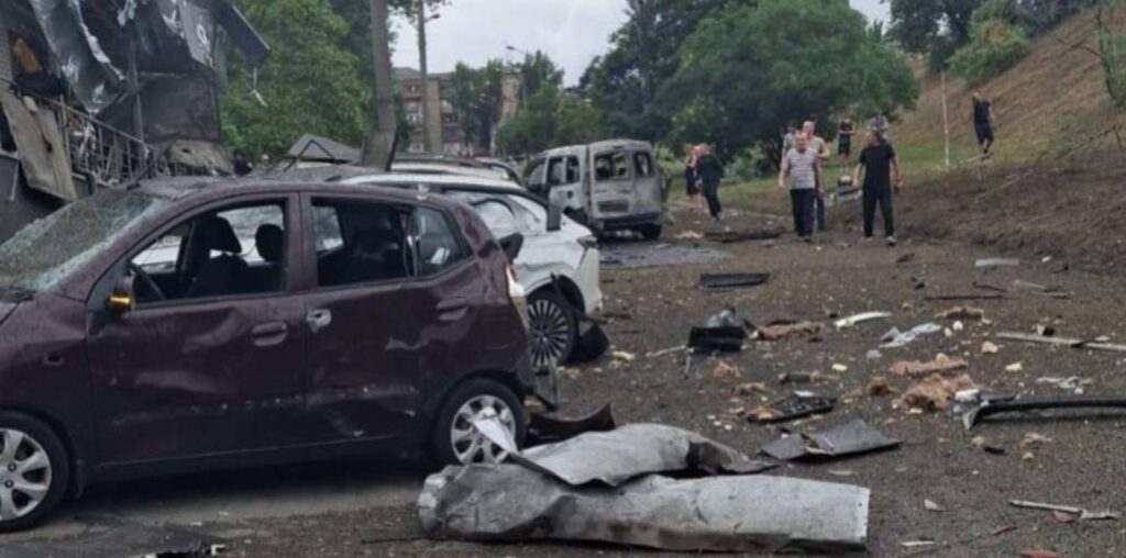 Ворог завдав ударів по Запоріжжю: люди перебувають під завалами багатоповерхівки, — ФОТО, ВІДЕО
