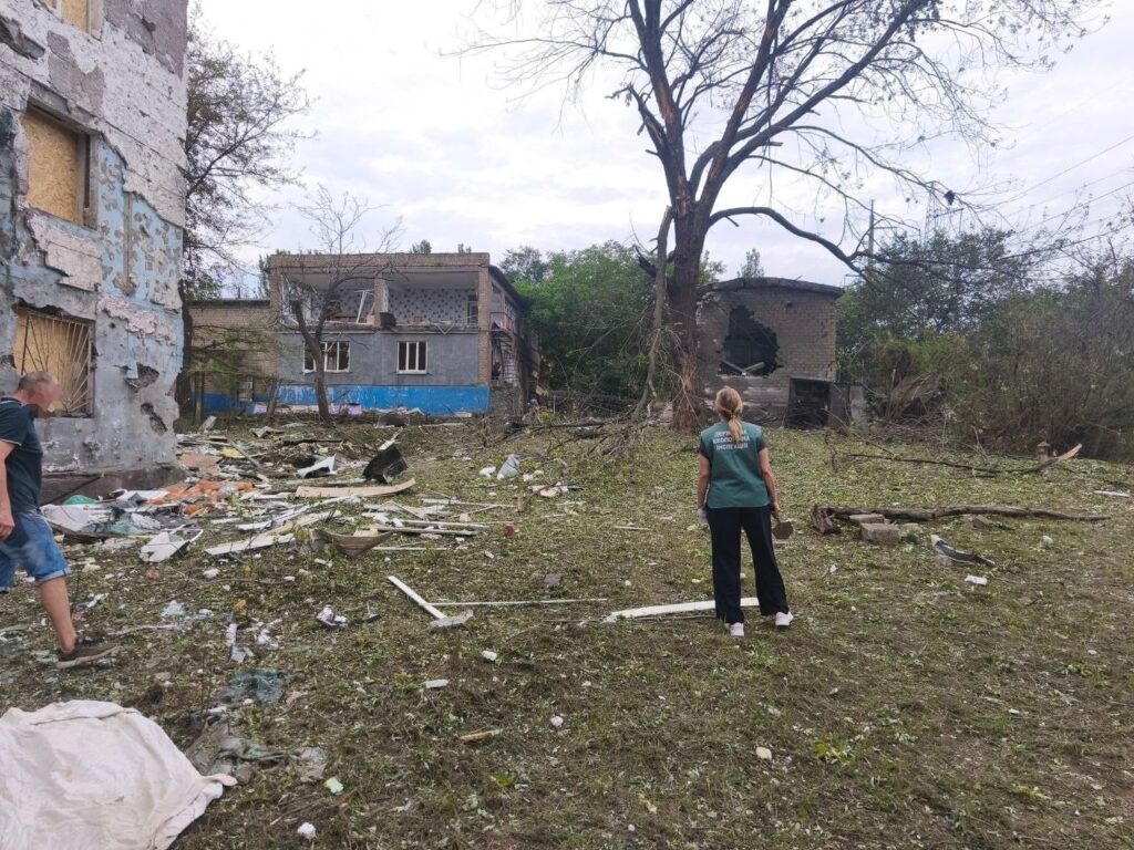 Дві воронки та тисячі квадратних метрів забруднень: наслідки авіаудару по Вознесенівському району Запоріжжя озвучили в екоінспеції