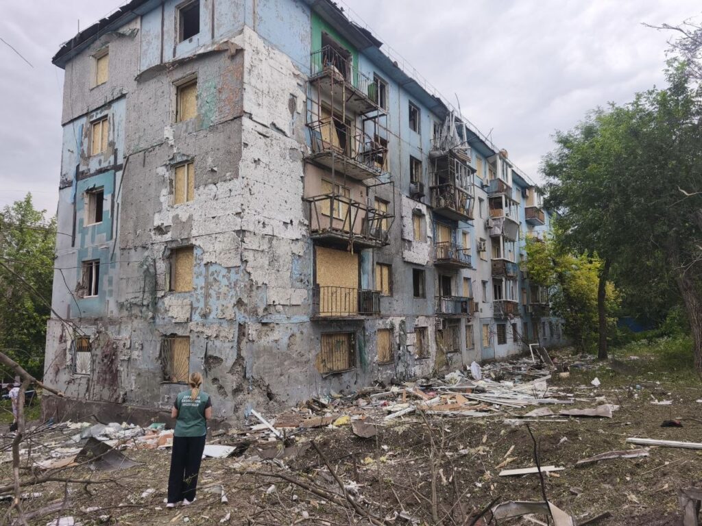 Дві воронки та тисячі квадратних метрів забруднень: наслідки авіаудару по Вознесенівському району Запоріжжя озвучили в екоінспеції