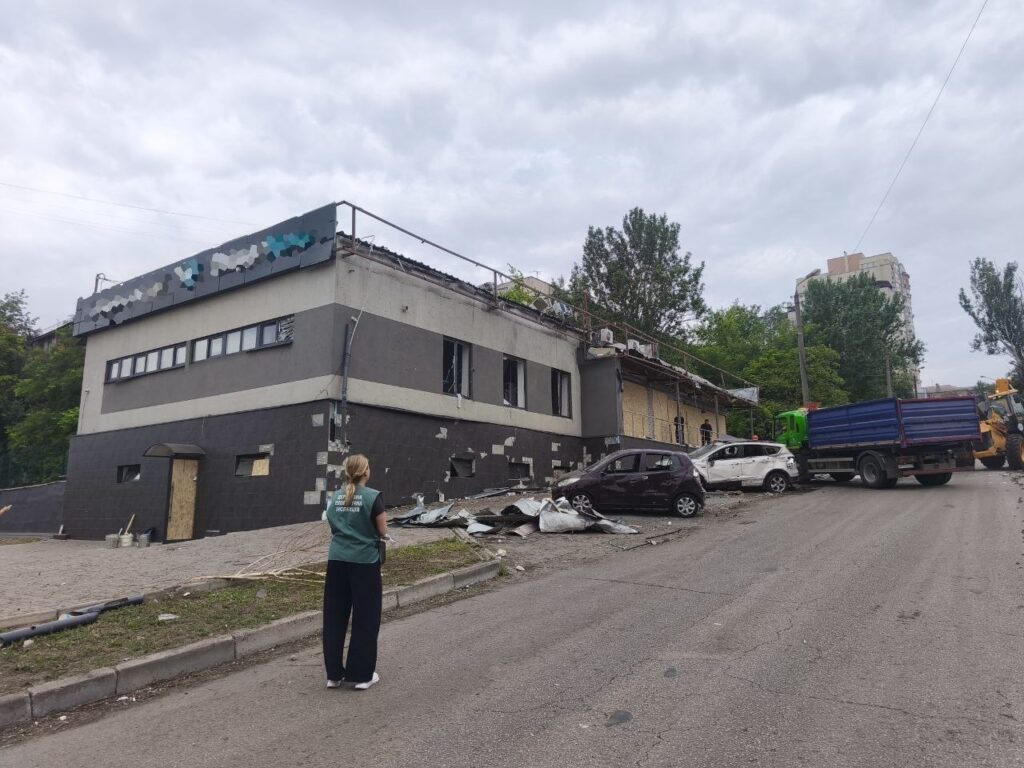 Дві воронки та тисячі квадратних метрів забруднень: наслідки авіаудару по Вознесенівському району Запоріжжя озвучили в екоінспеції