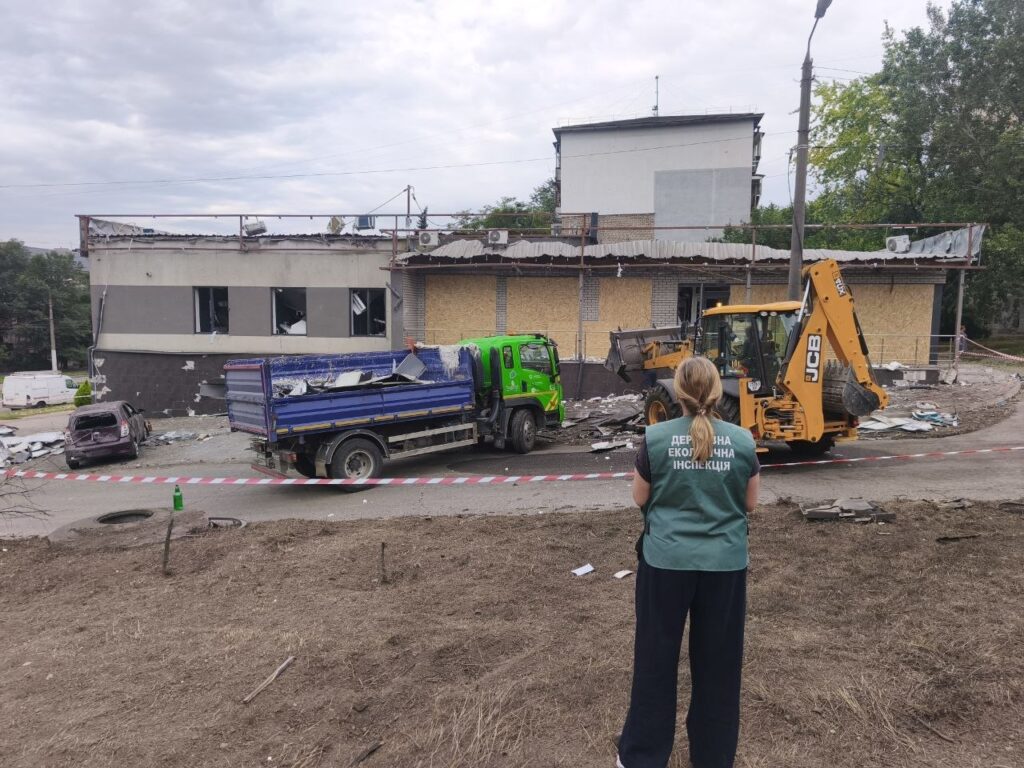 Дві воронки та тисячі квадратних метрів забруднень: наслідки авіаудару по Вознесенівському району Запоріжжя озвучили в екоінспеції