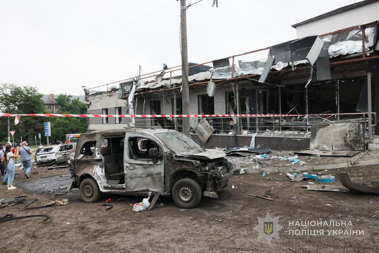 Пошкоджено медцентр, ТЦ та будинки: наслідки російських ударів по Запорізькій області 23 липня, — ФОТО