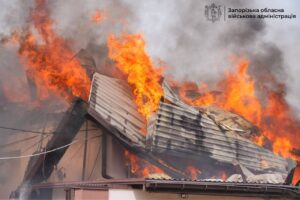 Ворог атакував Запоріжжя з авіації: поранено людей, — ФОТО, ВІДЕО