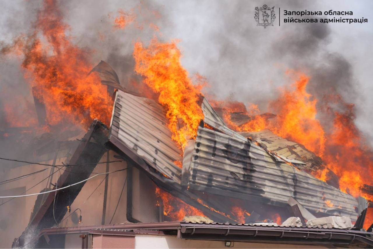 Ворог атакував Запоріжжя з авіації: поранено людей, — ФОТО, ВІДЕО