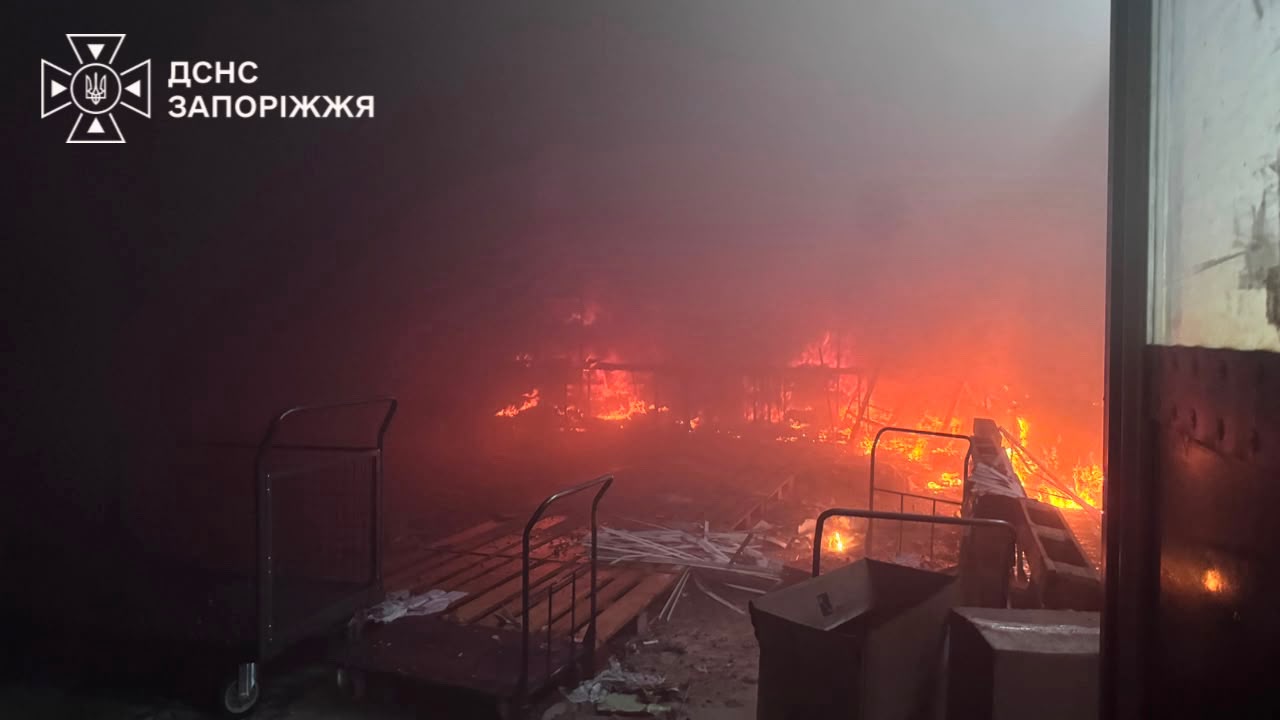 Палали два склади, машина та господарчі споруди в результаті російських ударів по Запоріжжю та передмістю