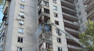 Вранці війська РФ вдарили по житловому району Запоріжжя: палав балкон багатоповерхівки, — ФОТО 