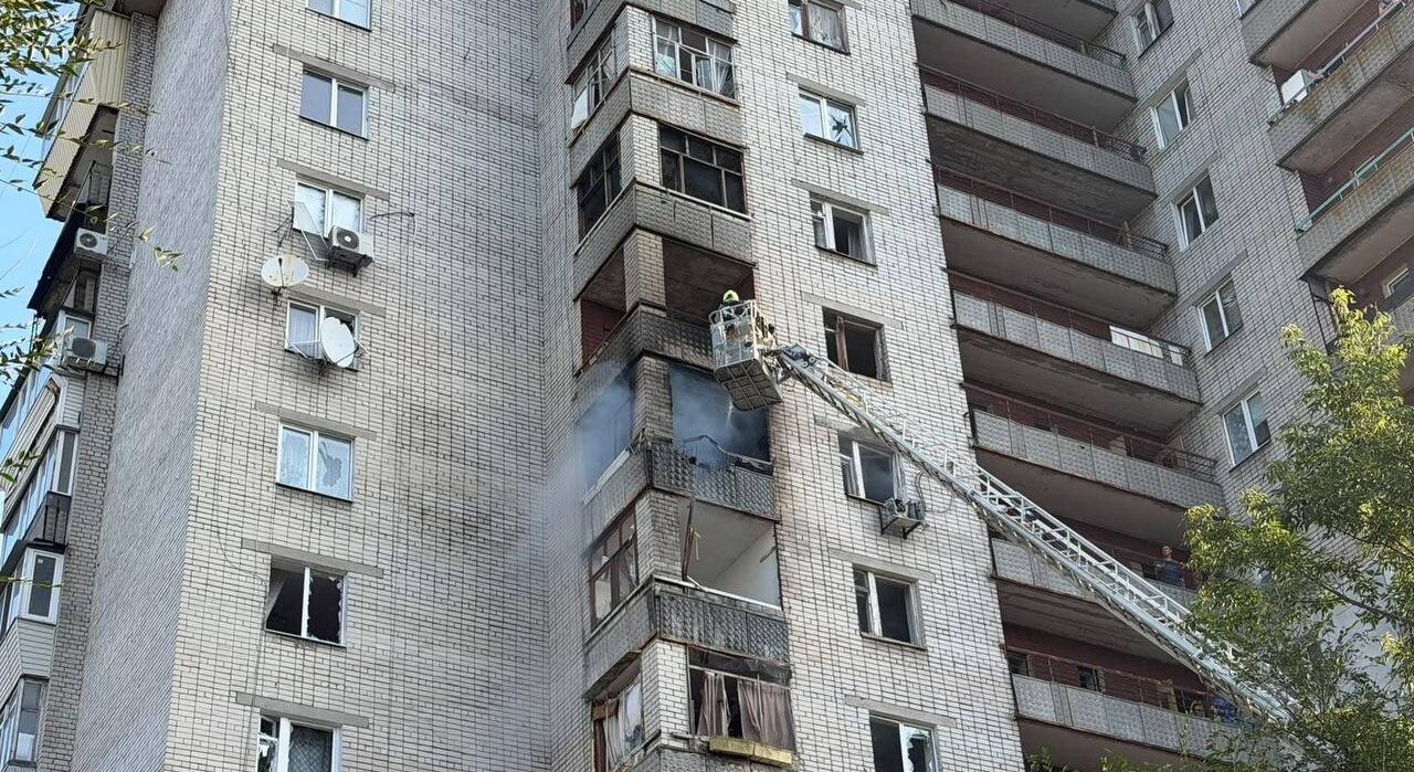 Вранці війська РФ вдарили по житловому району Запоріжжя: палав балкон багатоповерхівки, — ФОТО 
