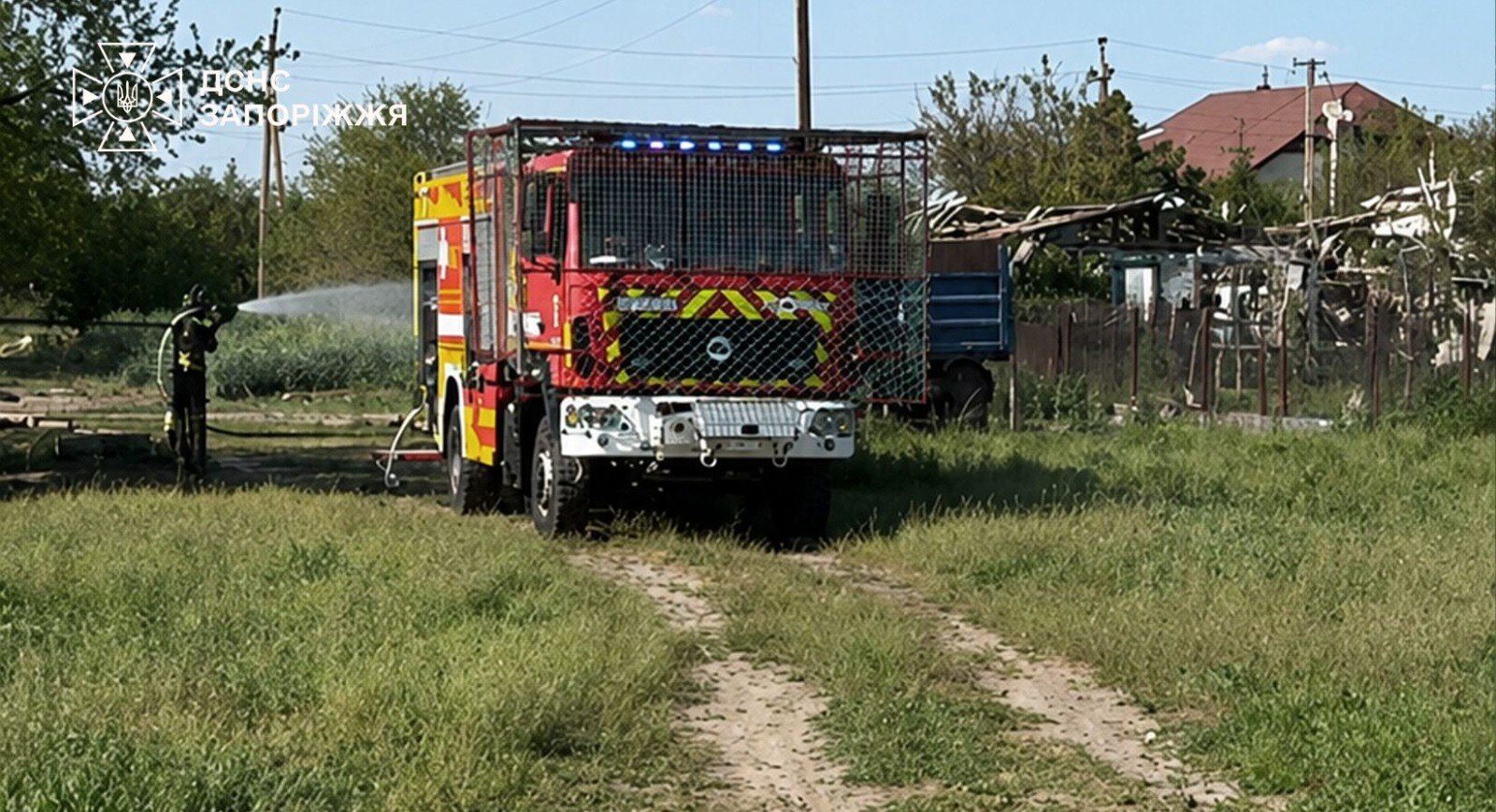 Ворог атакував запорізьких рятувальників, коли вони гасили пожежу: четверо поранених, — ФОТО