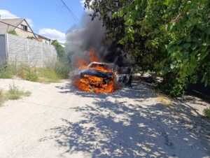 Росіяни атакували дроном машину в Запорізькому районі: авто вигоріло вщент