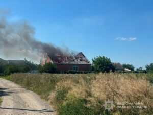 Били по торгівельним точкам, машинам та будинкам: наслідки ворожих ударів по Запорізькій області 30 липня, — ФОТО