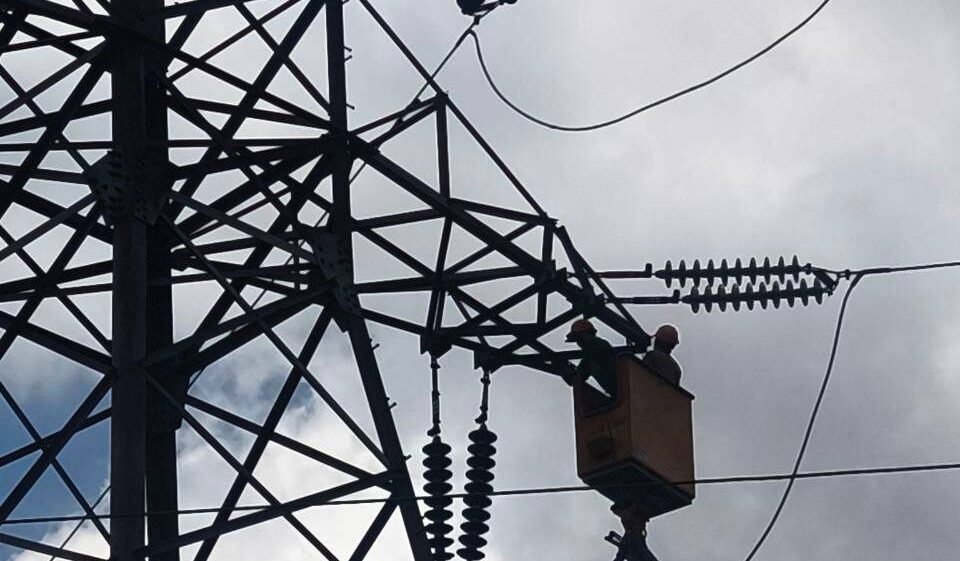 Військові забезпечили прикриття: «Запоріжжяобленерго» відновило 500-метрову повітряну лінію через річку Дніпро, пошкоджену обстрілами, — ФОТО