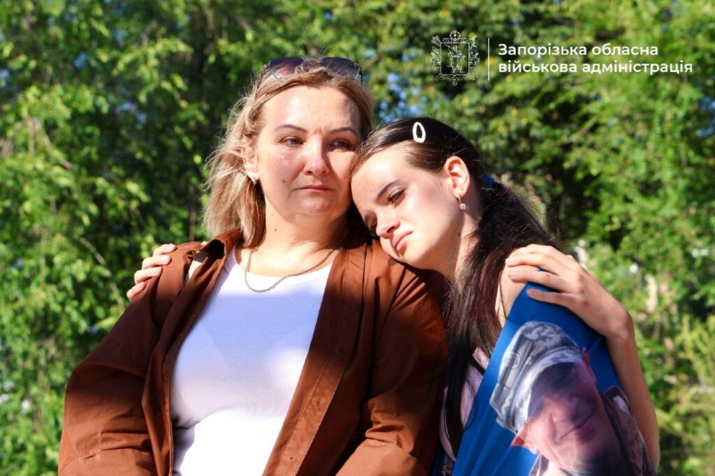 На гілках повісили 51 «дзвоник»: у Запоріжжі вшанували полеглих захисників