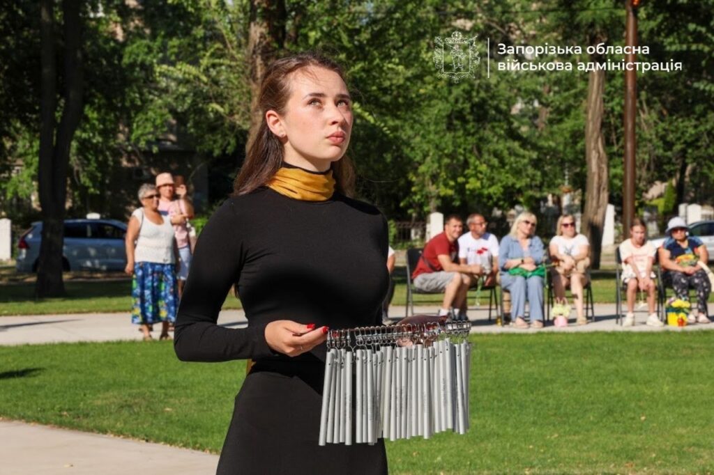 На гілках повісили 51 «дзвоник»: у Запоріжжі вшанували полеглих захисників
