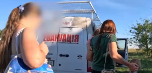 Ворожі обстріли щодня: з запорізького села евакуювали жінку з трьома дітьми, — ВІДЕО