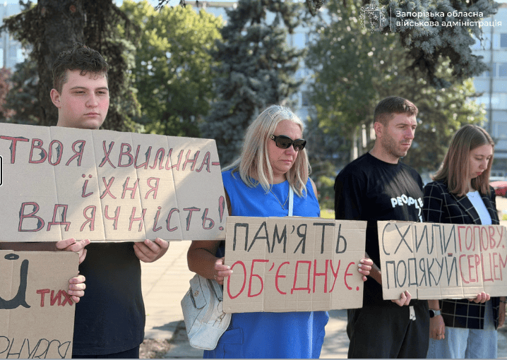 Триває протягом двох місяців: у Запоріжжі продовжується акція «Зупинись. Вшануй» (ФОТО, ВІДЕО)