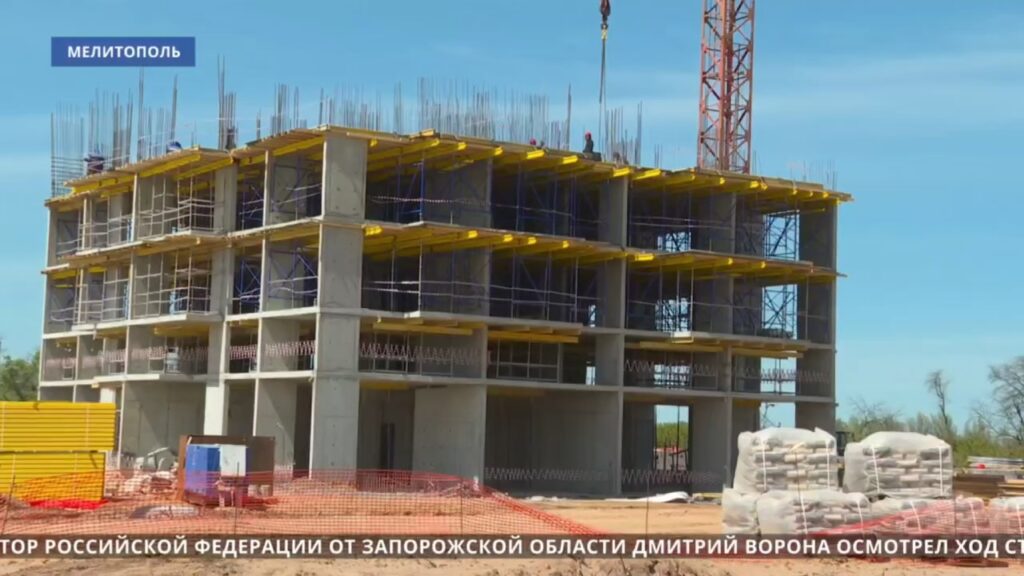 Будівельний майданчик житлового комплексу «Патріарх» в окупованому Мелітополі Запорізької області у квітні 2026 року.